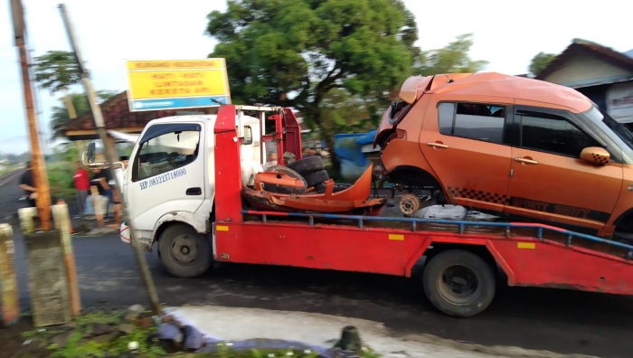 Sebuah Mobil Tertabrak Kereta Api Pada Perlintasan Tanpa Palang Pintu di Tasikmalaya,1 Orang Tewas dan Tiga Luka Berat