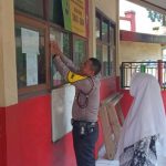 Dukung Program Quick Wins Presisi, Bhabinkamtibmas Desa Cibahayu Pasang Stiker Kontak Person di Sekolah