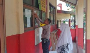 Dukung Program Quick Wins Presisi, Bhabinkamtibmas Desa Cibahayu Pasang Stiker Kontak Person di Sekolah