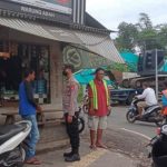 Tingkatkan Patroli Rawan Siang, Personil Polsek Mangkubumi Lakukan Stop Walk Talk dengan Warga