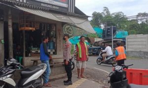 Tingkatkan Patroli Rawan Siang, Personil Polsek Mangkubumi Lakukan Stop Walk Talk dengan Warga