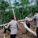 Polsek Kandangserang Kerja Bakti Bersihkan Material Tanah Longsor