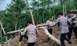 Polsek Kandangserang Kerja Bakti Bersihkan Material Tanah Longsor