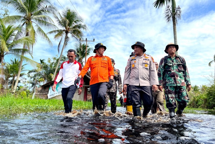 Bupati Meranti HM Adil Tinjau Banjir dan Serahkan Sembako untuk Warga Terdampak