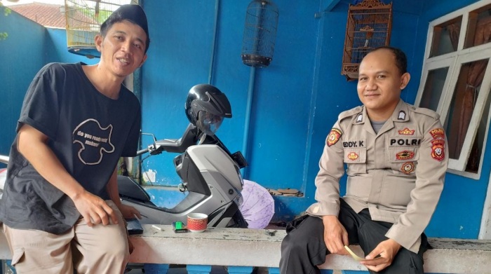 Sambang Warga dan Pemasangan Kontak Person Bhabinkamtibmas Kelurahan Mangkubumi