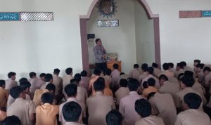 Waka Polsek Cineam IPTU Suwarto Berikan Binluh Hukum dan Tertib Lalu Lintas