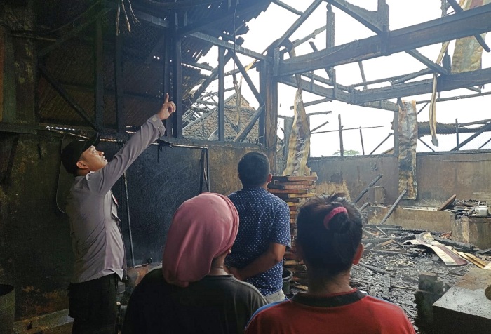 Kapolsek Ciawi Datangi Lokasi Pabrik Tahu yang Terbakar