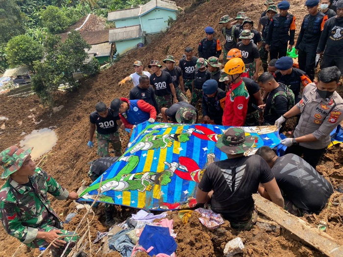 Bantu Korban Gempa Cianjur, Tim SAR Sat Samapta Polres Tasikmalaya Kota Bantu Evakuasi di Kecamatan Cugenang