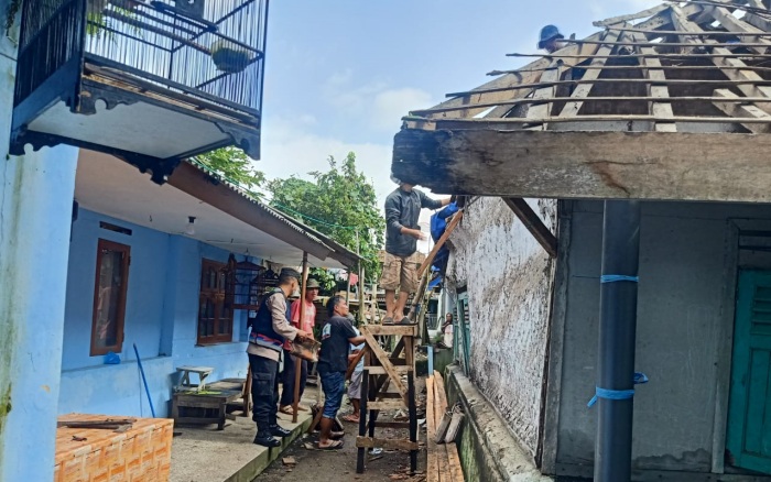 Bhabinkamtibmas Kelurahan Tuguraja Bantu Petbaiki Rumah Warga