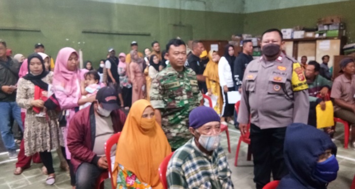 Sinergitas TNI-Polri, Amankan Pendistribusian BLT BBM dan PKH di Kelurahan Cilembang