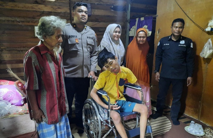 Dapat Bantuan Kursi Roda Dari Polda Riau, Ibu Kandung Fikri Sambut Dengan Air Mata Haru.