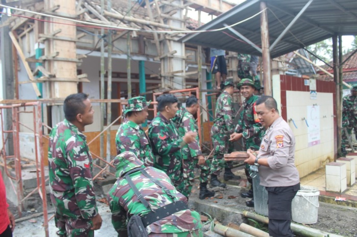 TNI-Polri Bersinergi Melaksanakan Kerja Bakti di Masjid Al Baeli di Desa Linggajati Kecamatan Sukaratu
