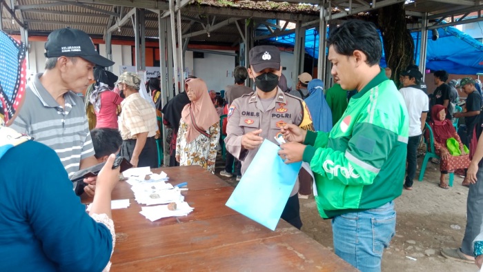 Bhabinkamtibmas Kelurahan Hegarsari Laksanakan Monitoring dan Pengamanan Pembagian BLT BBM dan PKH di Kantor Pos Cabang Banjar