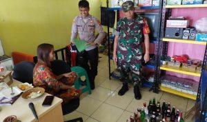 Patroli Gabungan TNI-Polri di Wilayah Hukum Polsek Ciawi , Berhasil Amankan Puluhan Botol Miras.
