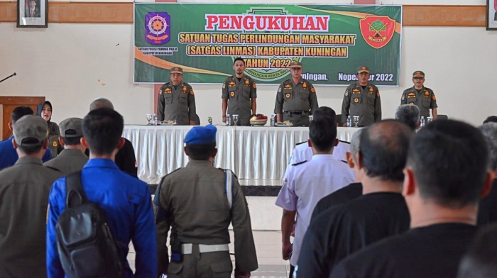 Pengukuhan Satgas Linmas, Bupati Kuningan: Linmas Mempunyai Peran Penting Dalam Membantu Berbagai Permasalahan di Masyarakat.