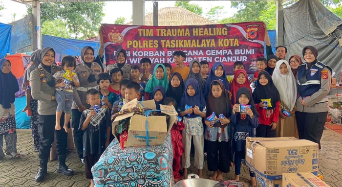 Selain Salurkan Bantuan Kepada Korban Gempa Cianjur, Tim Trauma Healing Polres Tasikmalaya Kota Lakukan Juga Pengecekan Kesehatan Para Pengungsi