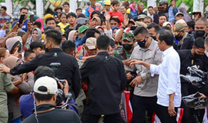 Kunjungi Pasar Utan, Presiden Jokowi dan Ibu Iriana Disambut Hangat Pedagang dan Warga