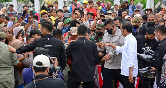 Kunjungi Pasar Utan, Presiden Jokowi dan Ibu Iriana Disambut Hangat Pedagang dan Warga