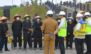Saat Presiden Jokowi Berikan Kuis kepada Petani di Bendungan Sadawarna