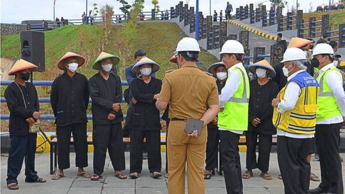 Saat Presiden Jokowi Berikan Kuis kepada Petani di Bendungan Sadawarna