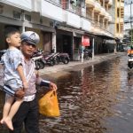 Wujud Polisi Peduli Keselamatan, Personel Satlantas Bantu Warga Lewati Jalan Terendam Banjir