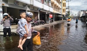 Wujud Polisi Peduli Keselamatan, Personel Satlantas Bantu Warga Lewati Jalan Terendam Banjir