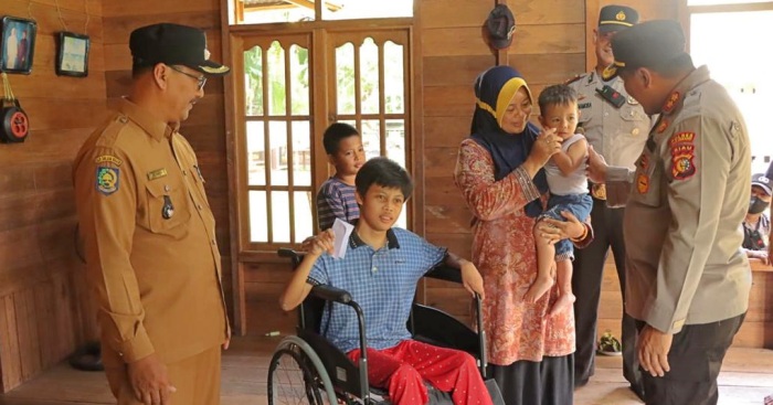 Kunjungi Penyandang Disabilitas di Kecamatan Rangsang, Kapolres Meranti Berikan Bantuan Kursi Roda buat Rara