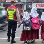 Strong Point Pagi Kanit Samapta Polsek Cisayong, Gatur Lantas dan Seberangkan Anak Sekolah.