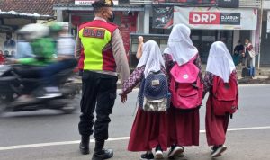 Strong Point Pagi Kanit Samapta Polsek Cisayong, Gatur Lantas dan Seberangkan Anak Sekolah.