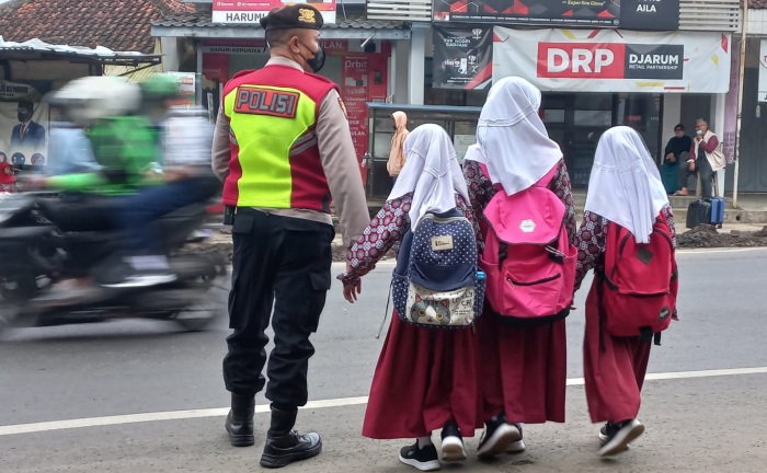 Strong Point Pagi Kanit Samapta Polsek Cisayong, Gatur Lantas dan Seberangkan Anak Sekolah.