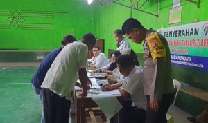 Pantau Kelancaran Penyaluran BLT, Bhabinkamtibmas Desa Manonjaya Sampaikan Pesan Kamtibmas