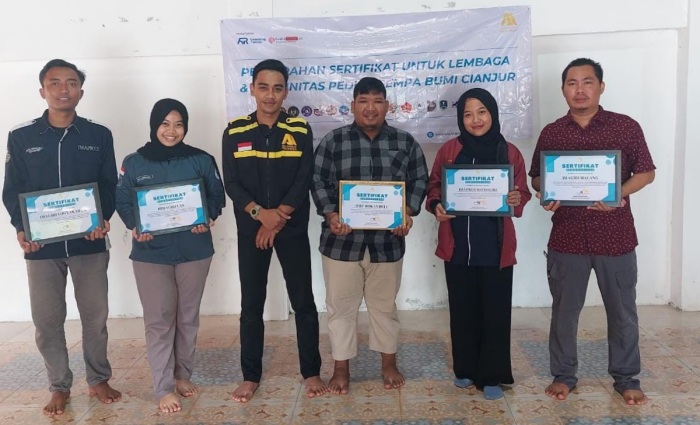 Ketua Ikatan Pelajar Riau Yogyakarta (IPRY) dan AII bersama Founder AR Learning Center Turun Aksi Peduli Gempa Cianjur