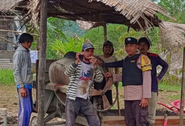 Jelang Malam Pergantian Tahun, Bhabinkamtibmas Polsek Gunungtanjung, Giat Sampaikan Himbauan Kamtibmas