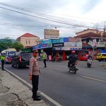 Kapospam Pamoyanan Pimpin Pengaturan dan Pengamanan Arus Lalulintas, dan Himbau Angkutan Pedesaan Untuk Tertib