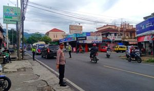 Kapospam Pamoyanan Pimpin Pengaturan dan Pengamanan Arus Lalulintas, dan Himbau Angkutan Pedesaan Untuk Tertib