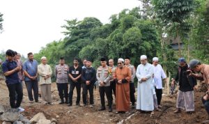 Kapolres Tasikmalaya Kota Melaksanakan Peletakan Batu Pertama Pembangunan Masjid dan Asrama Santri Al- Muzanni