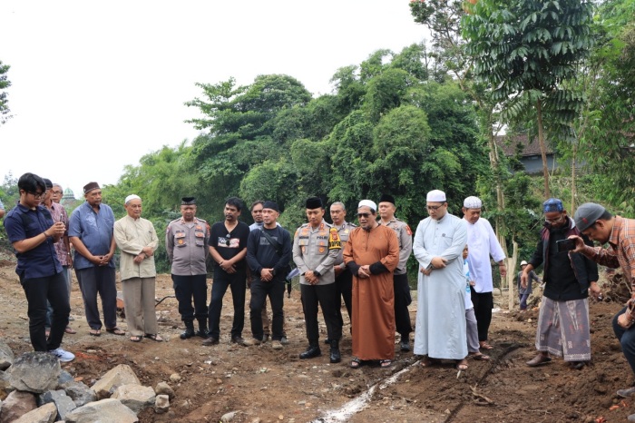 Kapolres Tasikmalaya Kota Melaksanakan Peletakan Batu Pertama Pembangunan Masjid dan Asrama Santri Al- Muzanni