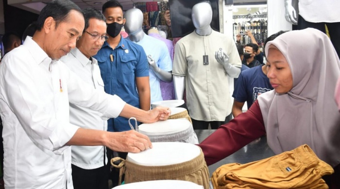 Tinjau Pasar Tanah Abang, Presiden Jokowi Pastikan Aktivitas Perekonomian Sektor Riil Berjalan Baik