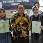 Bupati Tasikmalaya Serahkan Sertipikat Tanah Pada Program PTSL