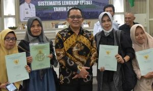 1a Bupati Tasikmalaya Serahkan Sertipikat Tanah Pada Program PTSL