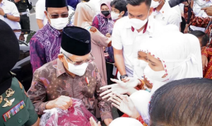 Antusiame Siswa SDN 1 Syamsudin Noor Banjarbaru Sambut Kedatangan Wapres K.H. Ma’ruf Amin