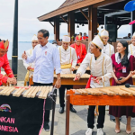 Alunan Musik Kolintang Sambut Presiden Jokowi di Pantai Malalayang Kota Manado