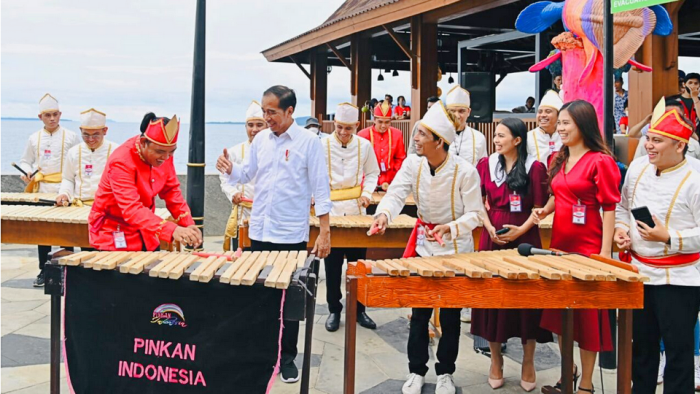 Alunan Musik Kolintang Sambut Presiden Jokowi di Pantai Malalayang Kota Manado