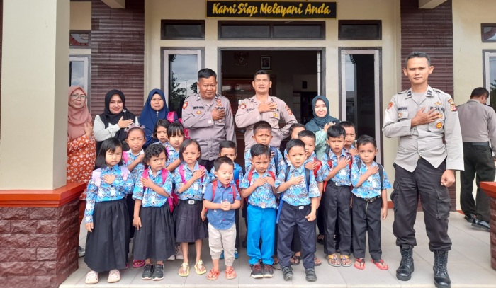 Kegiatan Polisi Sahabat Anak, Polsek Cineam Terima Kunjungan TK Sukahurip