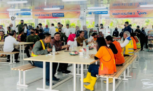 1a Makan Siang Bersama Pekerja Proyek, Presiden Jokowi Ajak Ngobrol dan Beri Sepeda