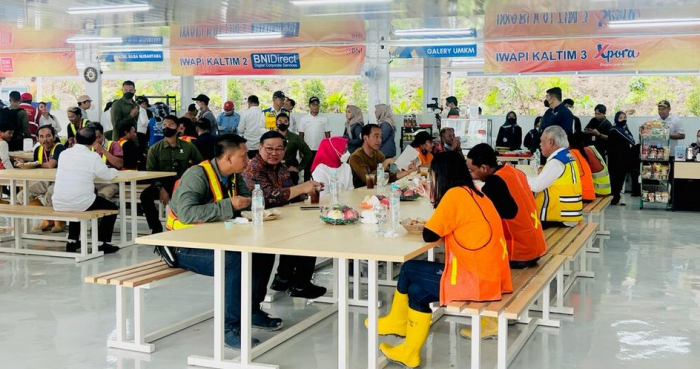 Makan Siang Bersama Pekerja Proyek, Presiden Jokowi Ajak Ngobrol dan Beri Sepeda