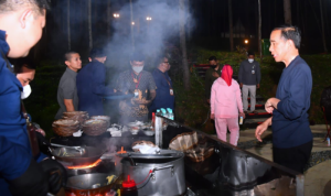 Presiden bersama Para Menteri Makan Nasi Goreng hingga Mi Godog di Tengah Alam IKN