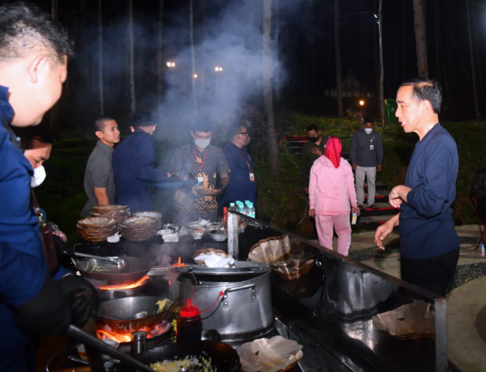 Presiden bersama Para Menteri Makan Nasi Goreng hingga Mi Godog di Tengah Alam IKN