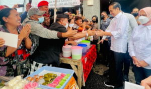 Presiden Jokowi Cek Harga Bahan Pokok di Pasar Baturiti