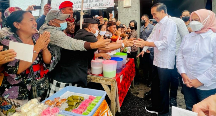 Presiden Jokowi Cek Harga Bahan Pokok di Pasar Baturiti